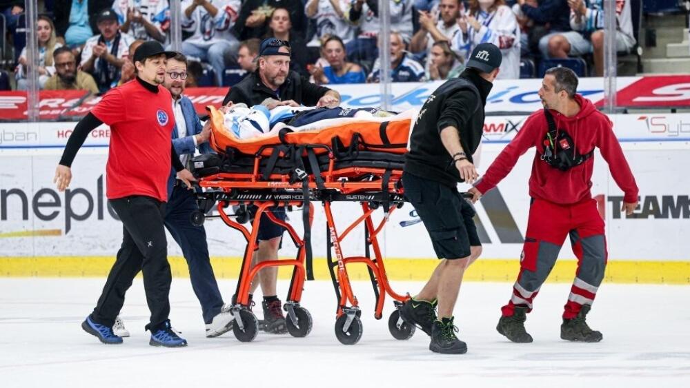 Odvoz Jaroslava Vlacha z ledové plochy. Foto z www.hcbilitygri.cz